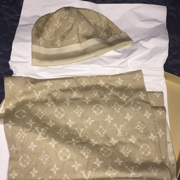 Louis Vuitton cashmere beanie and scarf combo - Picture 6 of 6